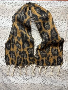 OVERSIZED ANIMAL PRINT CHUNKY SCARF